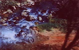 XT 500 braet durch nen Bach