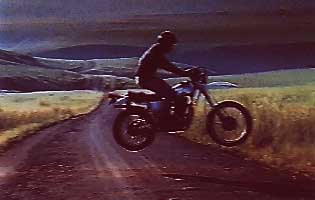 XT 500 jumpt ueber einen Schotterweg