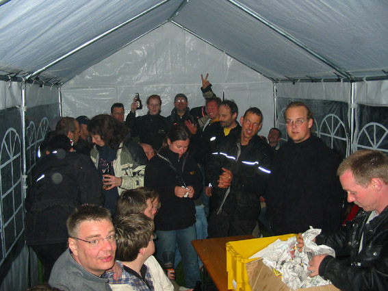 Siegerehrung bei Regen im Zelt
