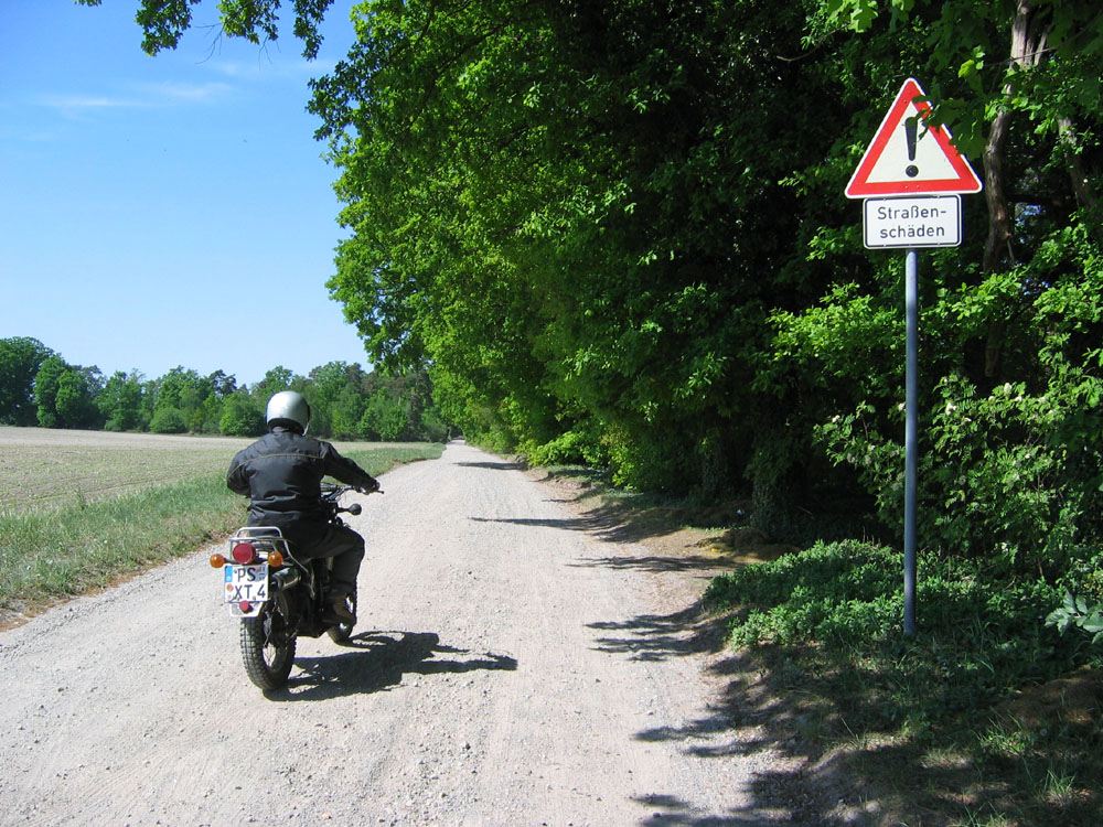 XT 500 auf schlechter Wegstrecke