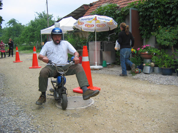 Hausis Spiel mit dem Moped