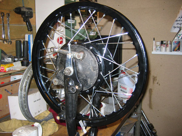 XT Hinterrad in der Schwinge im Schraubstock