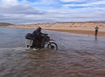 XTs fahren durch Fluss in Marokko